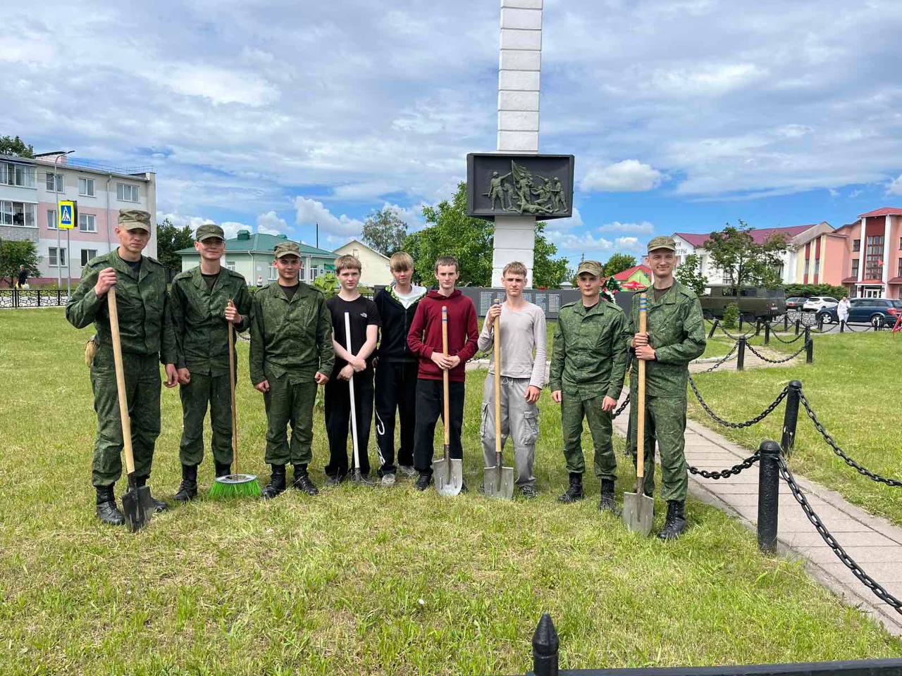 Храня память сердца: школьники привели в порядок памятные места агрогородка
