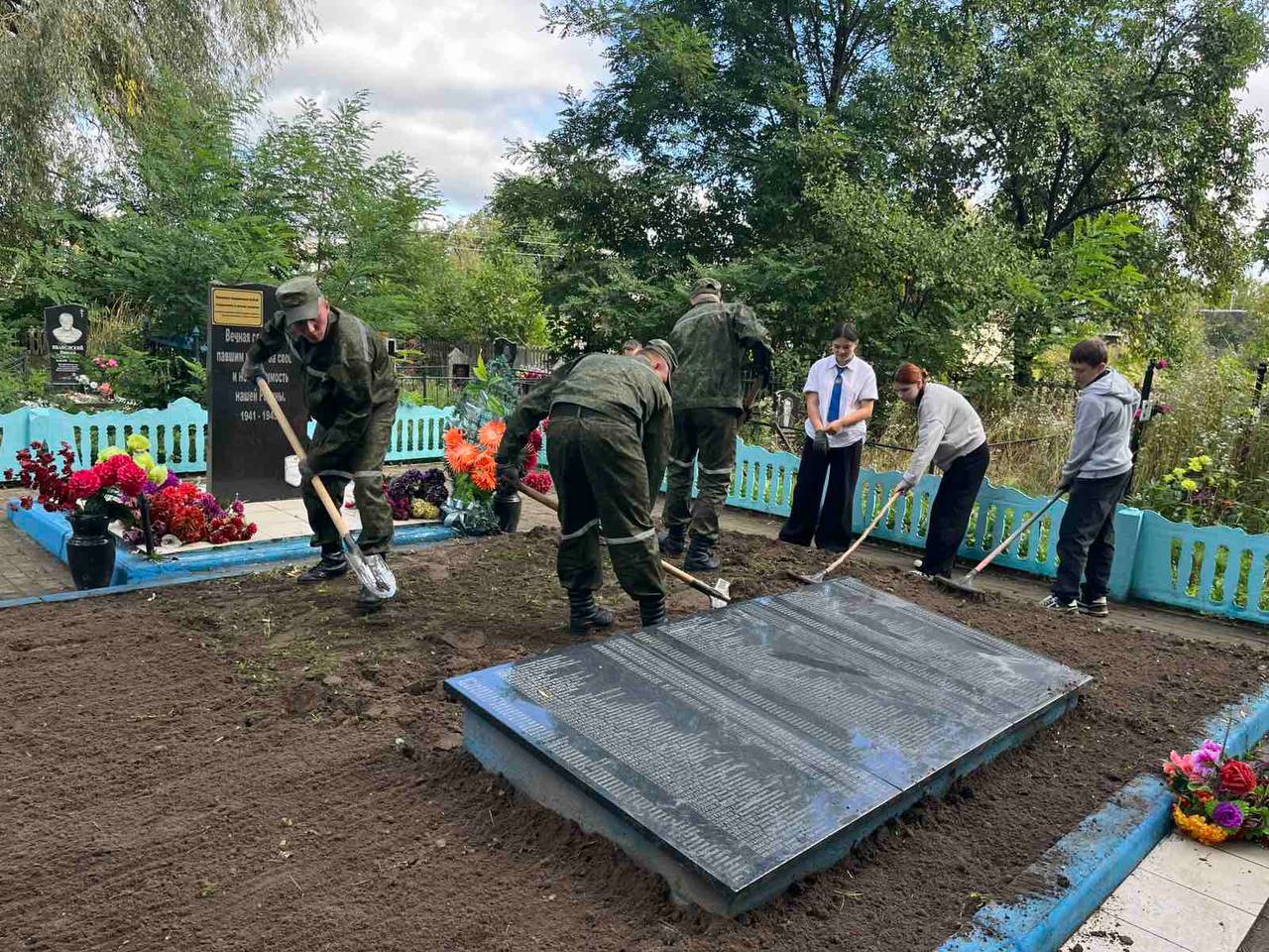 Память поколений: совместная акция школьников и военнослужащих по благоустройству памятных мест