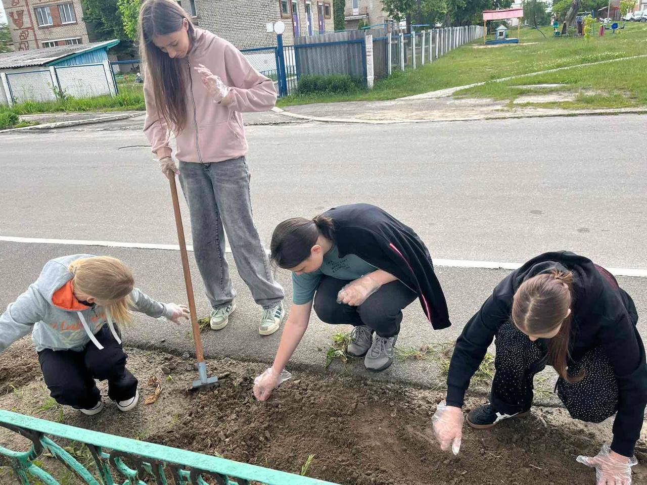 Забота о памяти и красоте: трудовой десант учащихся
